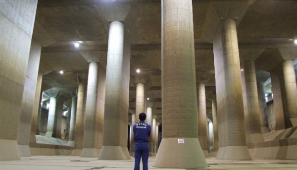 Đường hầm thoát nước phòng lũ G-Can tại Tokyo (Nhật Bản): Được xây vào năm 1992, đường hầm này nằm sau 50 m dưới lòng đất và dài 6 km. Hầm chứa các máy bơm và bồn nước để giúp thủ đô Tokyo khô ráo trong suốt mùa mưa.